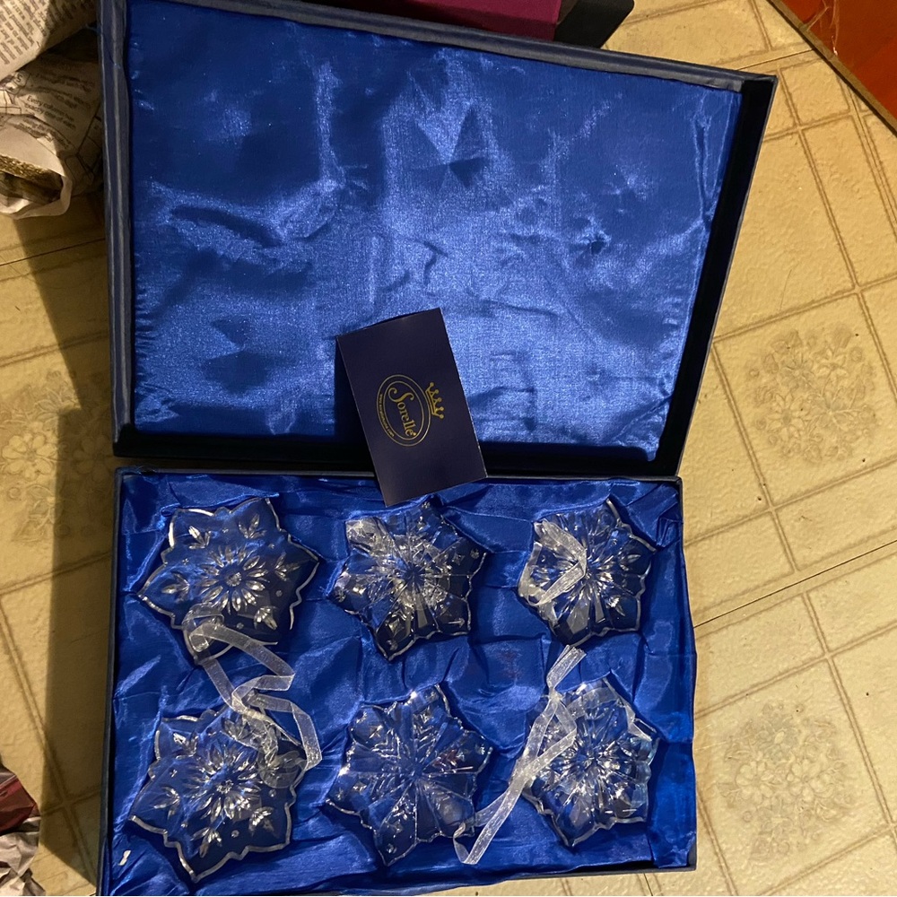 Sorelle Crystal Snowflake / gold Ornaments Set